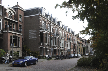 909274 Gezicht op de huizen Koningslaan 2 -hoger te Utrecht, met op de zijgevel van het huis Koningslaan 2 het gedicht ...